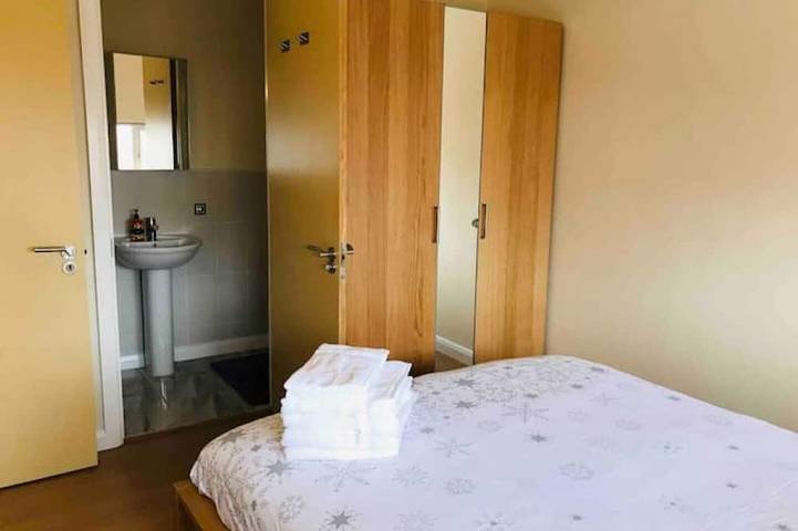 Very Clean + Air Conditioning + Parking + Internet in Manchester, Grand Manchester