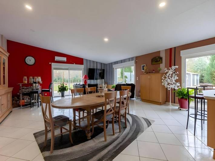 Location de vacances pour 7 personnes, avec terrasse et jacuzzi ainsi que jardin et piscine à Guécélard - 2