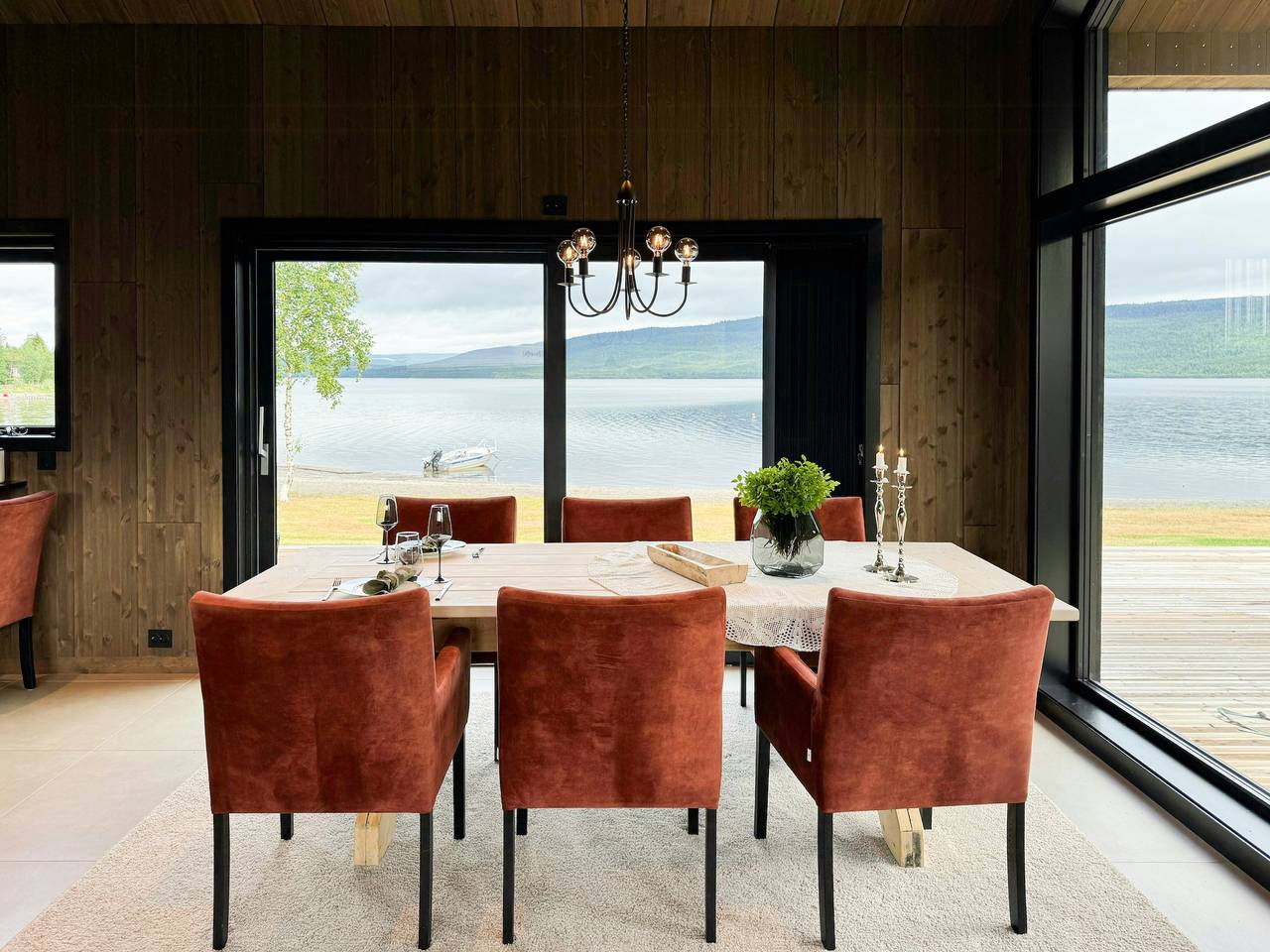 Cabane moderne au bord de la mer à Kvelia in Lierne (Norvège)