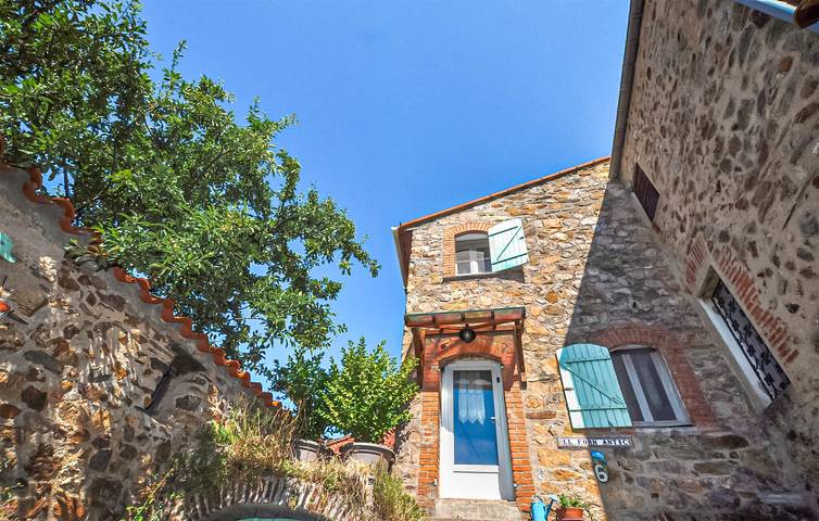 Location de vacances pour 8 personnes, avec Terrasse ainsi que Jardin et Vue à OMS (homonymie)