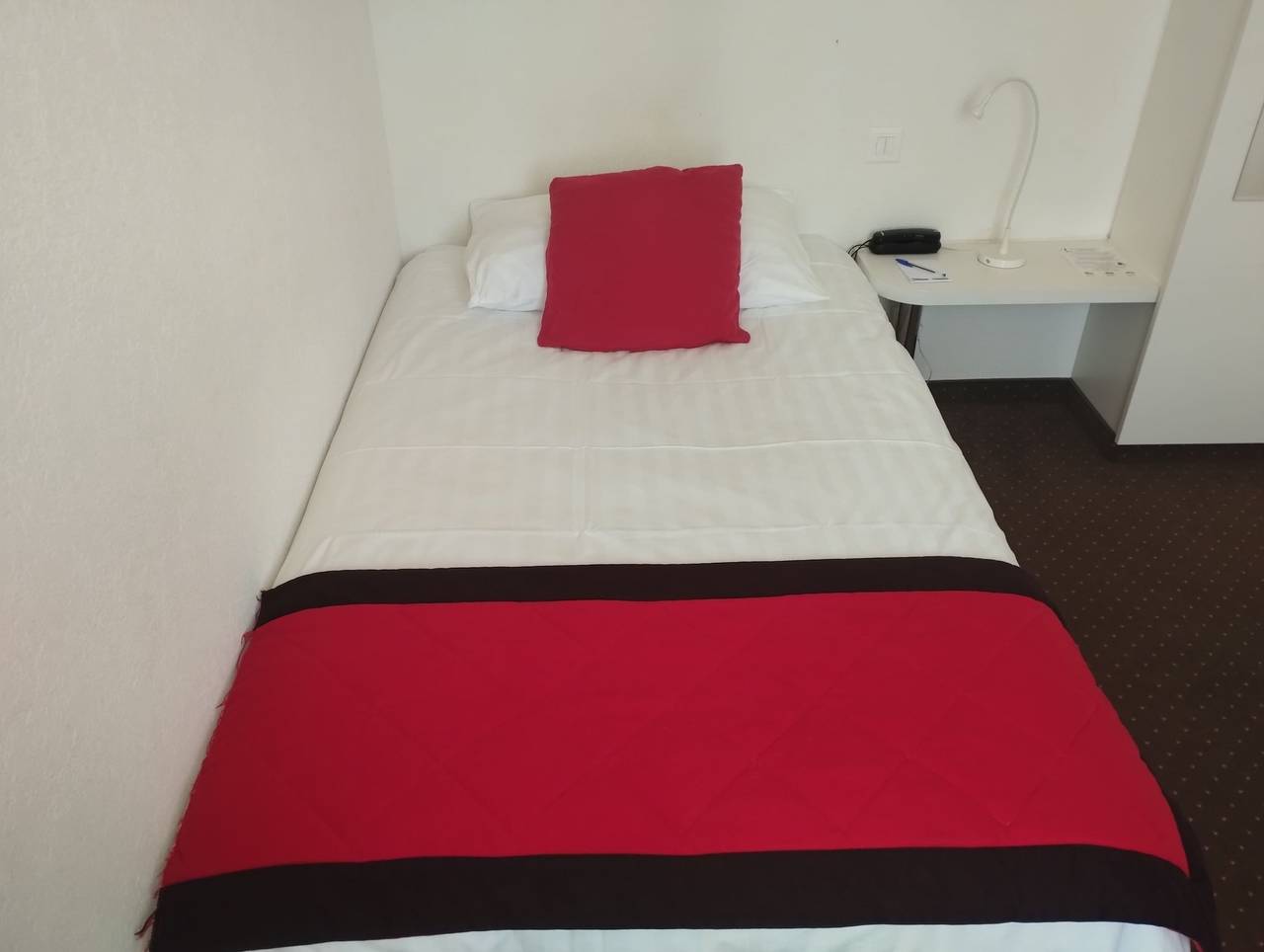 Hôtel Touring au Lac - Simple économique, côté ville in Neuchâtel, Pays des Trois-Lacs