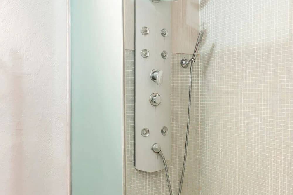 Apartamento entero, Garden Apartment with Sea view -- hilltop Medieval village, 10' from the Beach. in Castagneto Carducci, Costa Etrusca