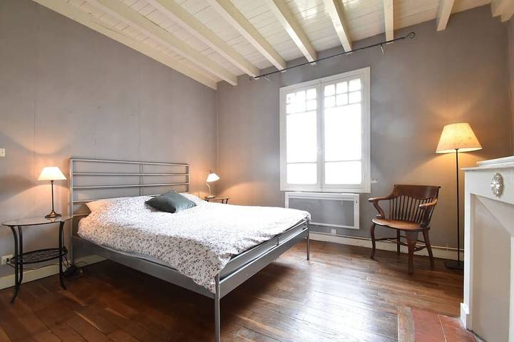 Location de vacances pour 10 personnes, avec terrasse ainsi que jardin et piscine dans Charrin - 4