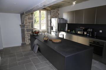 Location de vacances pour 10 personnes, avec piscine à Château-Chalon