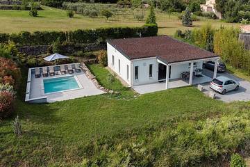 Cottage pour 6 personnes, avec jardin ainsi que piscine et terrasse, animaux acceptés à Tauriers