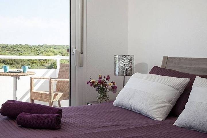 Neue zeitgenössische Villa, privater Pool, Klimaanlage, WLAN, Freeview und Ruhe! in Binibeca, Sant Lluís