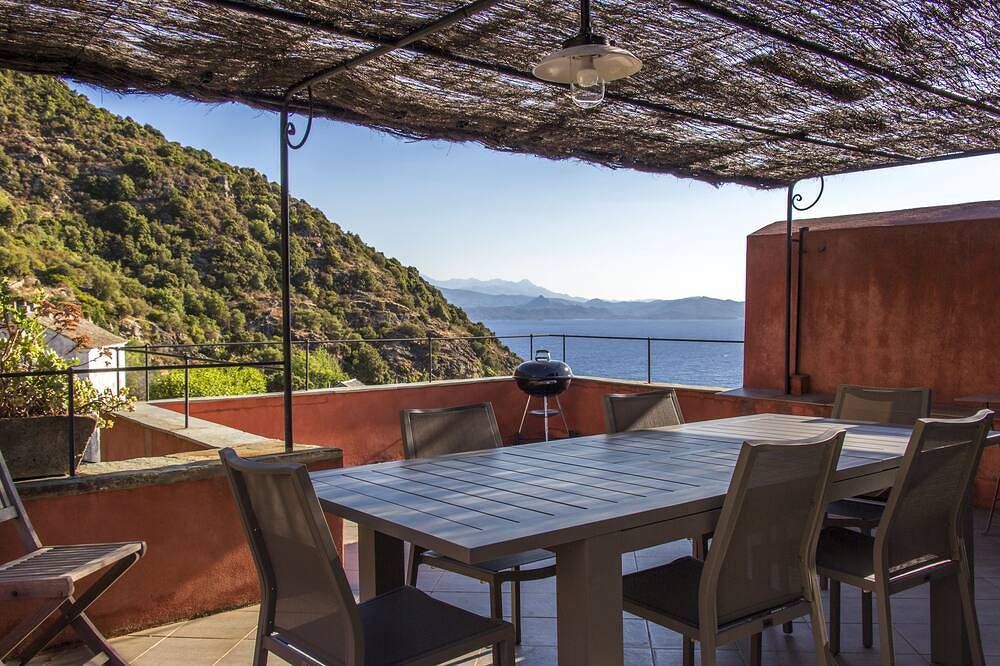 Grande maison 16ème siècle à Nonza - vue extraordinaire : tour, village et mer. in Nonza, Cap Corse