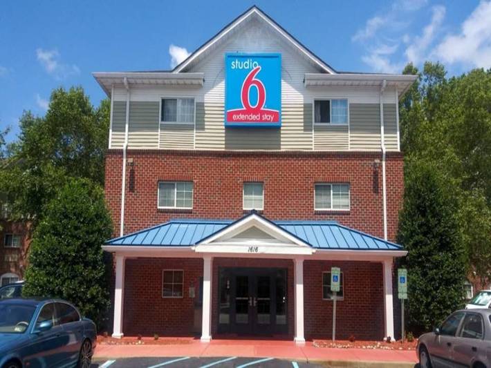 Ganze Wohnung, 1 Queensize-Bett | barrierefreie Dusche/Raucherraum/Küche in Hampton (VA), Hampton City