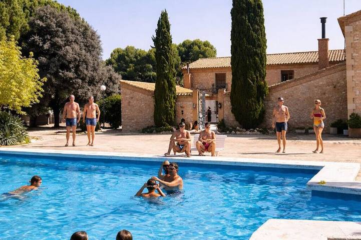Family-group-pet-friendly finca with unique pool & pine trees in Las Virtudes, Villena