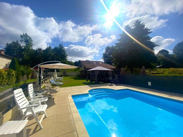 Location de vacances pour 5 personnes, avec Terrasse ainsi que Jardin et Piscine à Saulgond