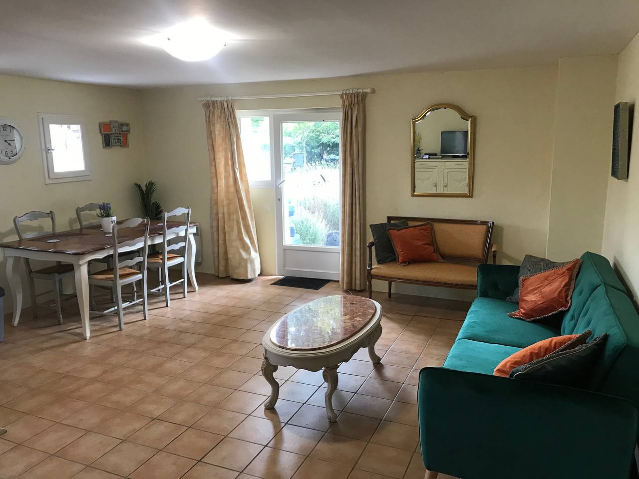 Appartement entier, Gite Le Lote avec piscine partagée, terrasse commune et Wi-Fi in Lédat, Région de Villeneuve-sur-Lot
