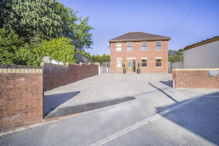 Holiday home for 12 people, with garden and view, with pets in Bridgend