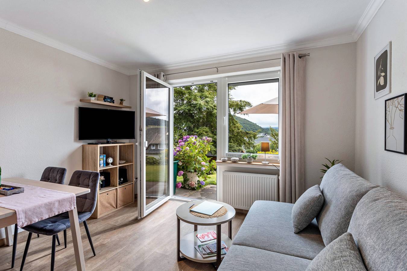 Hel lägenhet, Holiday Apartments Löwenstein Fewo 3 with Private Terrace, Shared Garden and Wi-Fi in Willingen, Upland