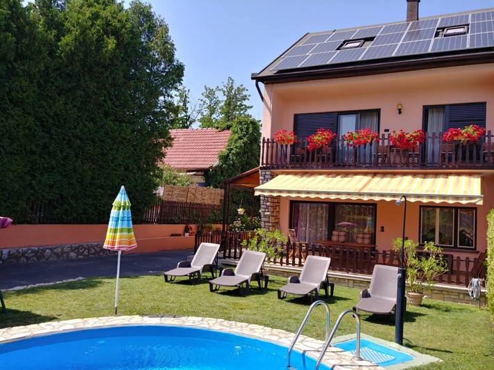 Gîte pour 9 personnes, avec Balcon et Terrasse ainsi que Jardin et Piscine dans Koroshegy