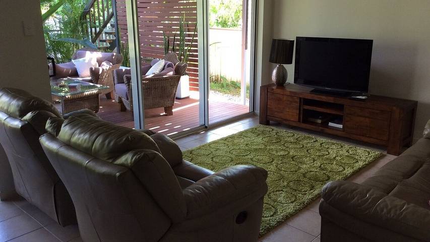 Holiday home for 6 people, with garden and terrace as well as pool in Cairns