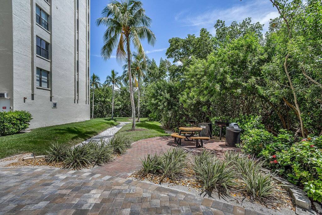 Ganze Wohnung, Bayfront escape with beach access, and panoramic coastal views in Punta Rassa, Southwest Florida