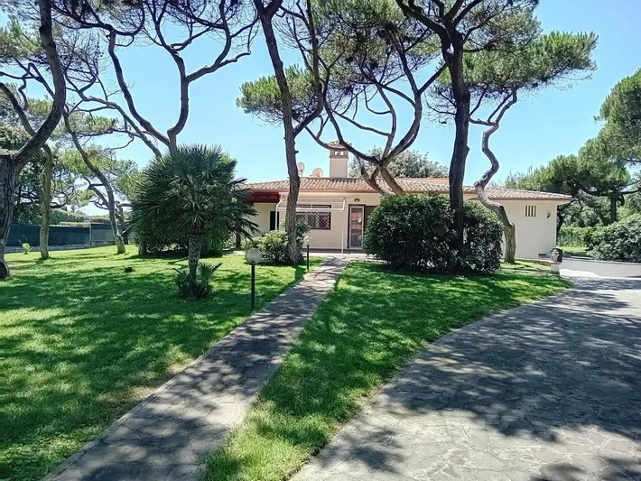 Chalet para 12 personas, con vistas además de piscina y jardín - 1