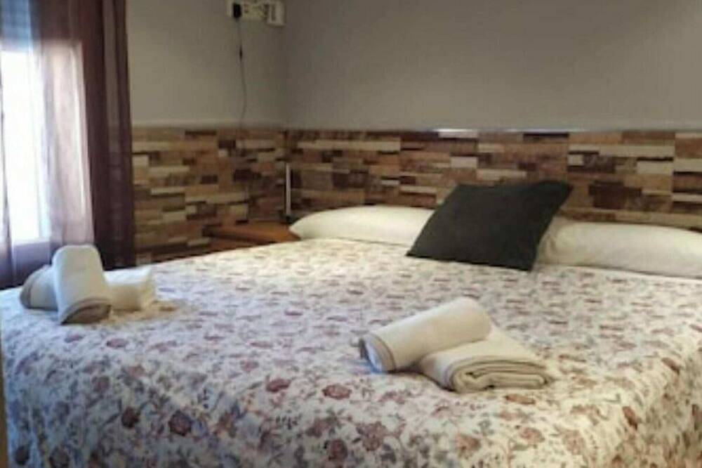 Entire apartment, Deluxe 1 Room Apartment in Barajas, Madrid