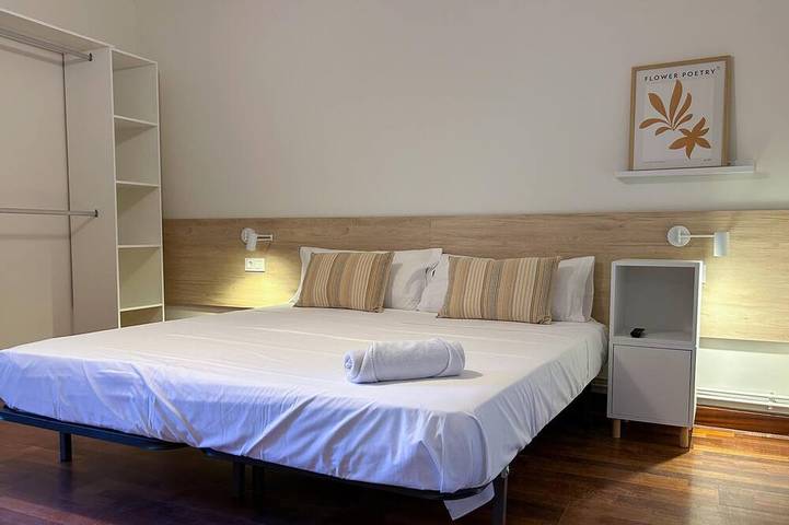Appartement entier, Spacious City Centre Apartment w/ Parking by Hostem in Vilanova i la Geltrú, Garraf