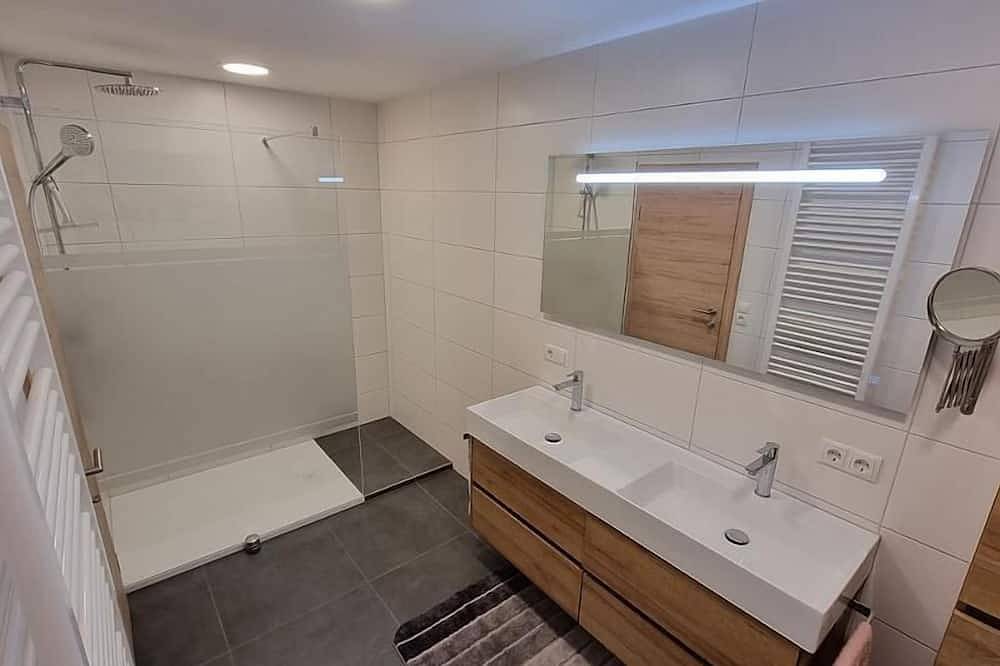 Ganze Wohnung, Geräumige und ebenerdige Ferienwohnung (70qm) mit Pool und Terrasse in Wegscheid, Passauer Land