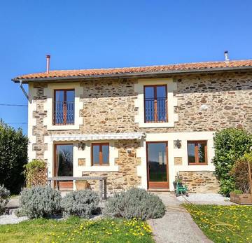 Location de vacances pour 6 personnes, avec sauna et vue ainsi que jardin et piscine à Le Lindois