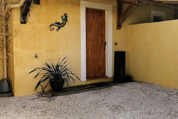 Gîte 1 ch, 3 couchages,  jardinet et stationnement, petite piscine, 15 mn mer. in La Crau, Côte méditerranéenne (France)