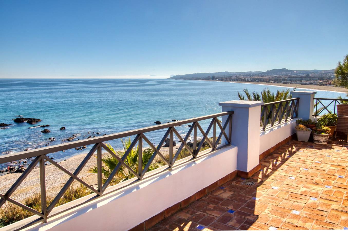 Appartement entier, Appartement 'La Perla De La Bahia' avec vue sur la mer, Wi-Fi et climatisation in Casares Costa, Casares