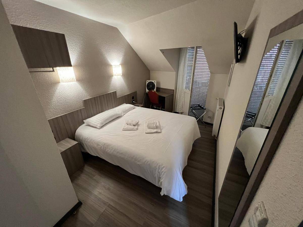 Double Room with Shared Bathroom in Figeac, Lot