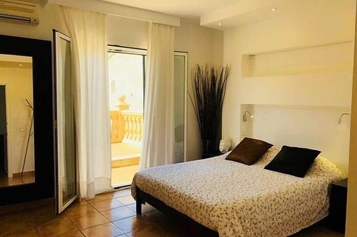 Villa pour 6 personnes, avec piscine ainsi que jardin et balcon, animaux acceptés à Cala Romantica - 2