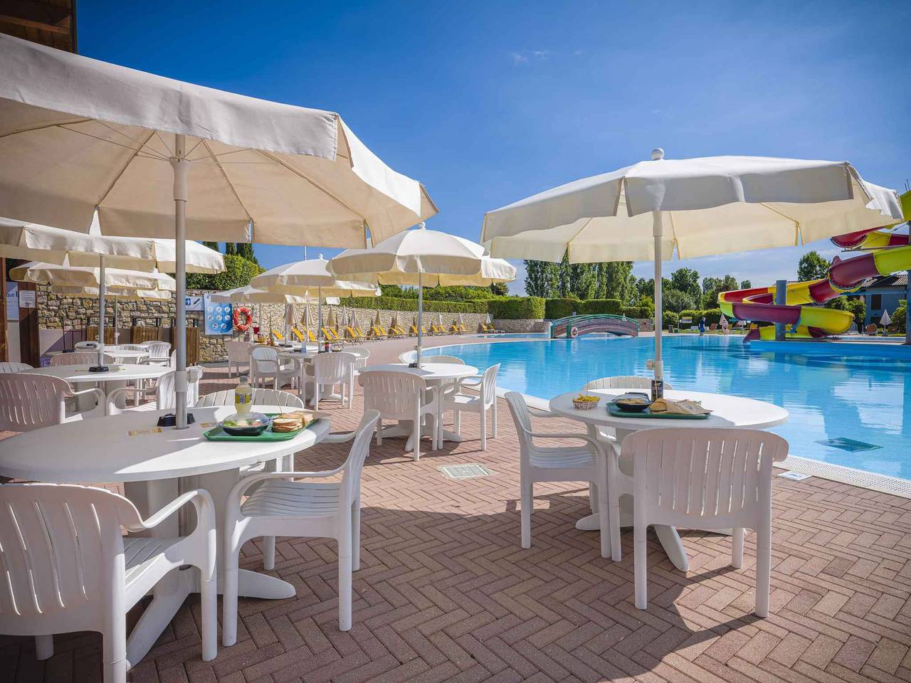 Apartamento vacacional entero, Holiday apartment mit Pool  in Castelnuovo del Garda, Montañas Garda