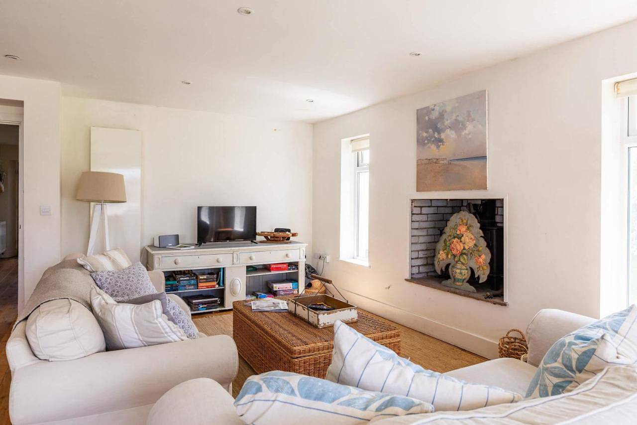 5 Bedroom Family Friendly Beach House - a skip to the water! in West Wittering, West Sussex