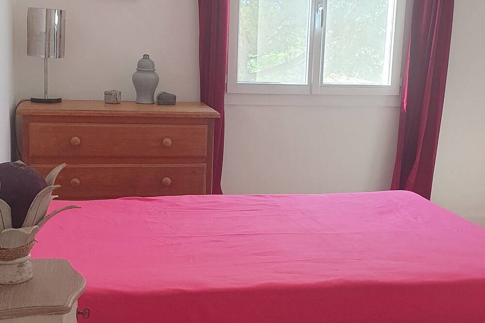 Entire apartment, Seasonal rental apartment between pool and sea. in Salin-de-Giraud, Arles