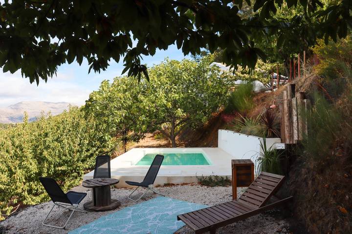 Cabaña de madera para 3 personas, con balcón y jardín en España
