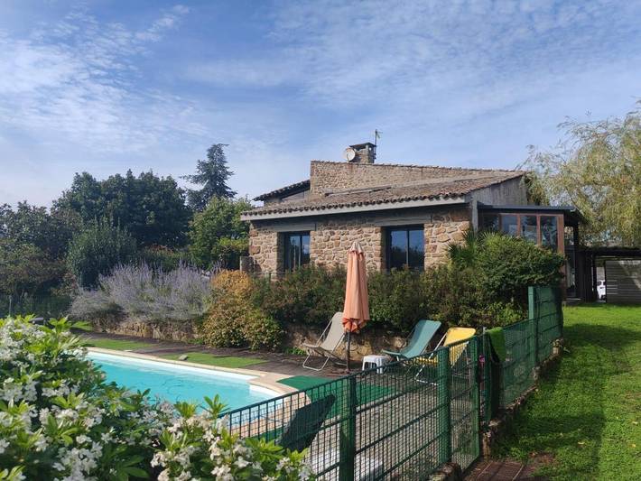 Gîte pour 4 personnes, avec Terrasse et Jardin ainsi que Piscine et Vue à Quintenas