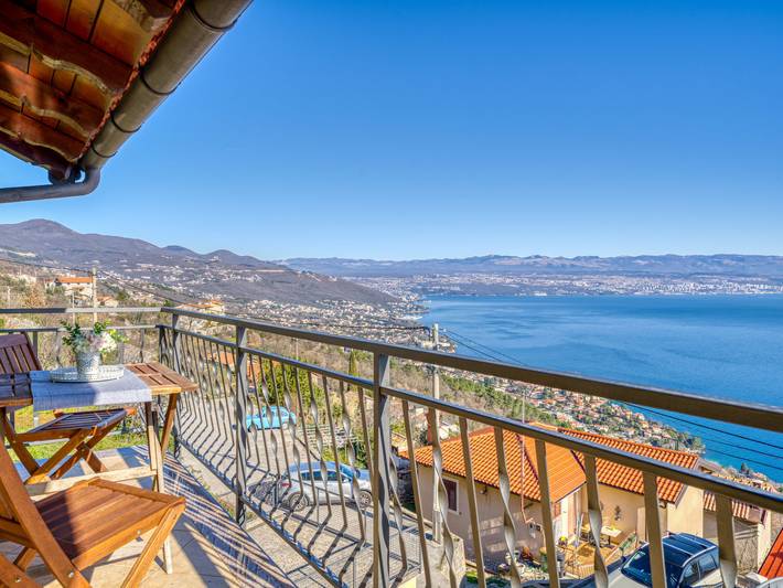 Ferienwohnung für 5 Personen, mit Balkon und Terrasse sowie Garten und Ausblick in Lovran