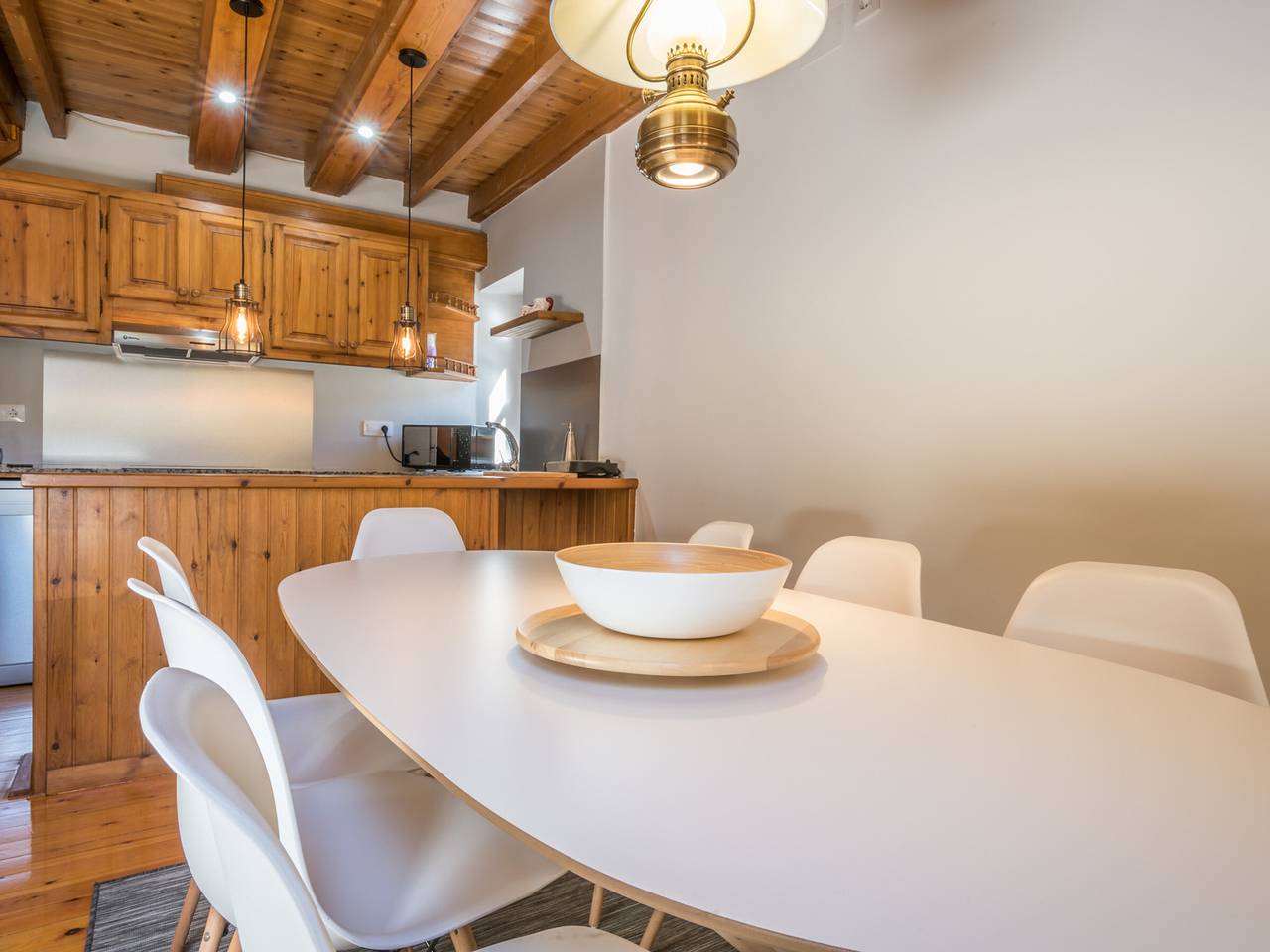 Entire apartment, Mountain View Apartment with Fireplace and Kitchen - 2km from River in Arties, Naut Aran