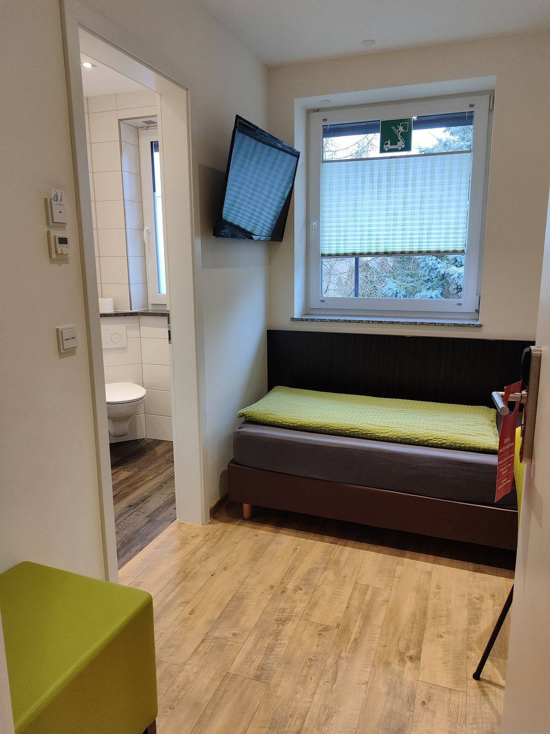 Gästehaus Stock - Zimmer "Sahnehäuble" liegt nach hinten zum Garten. in Friedrichshafen, Region Bodensee-Oberschwaben