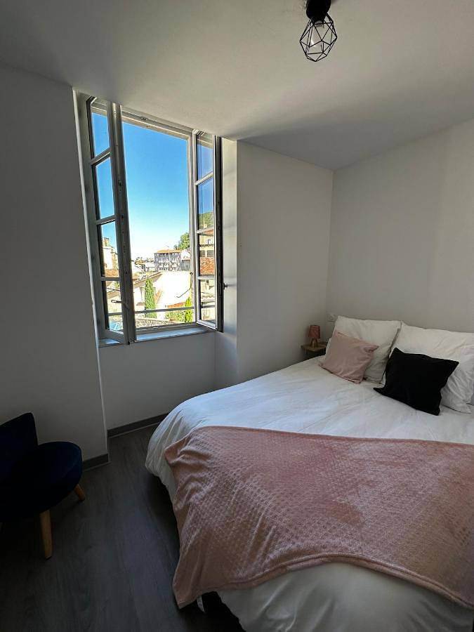Plein centre, parking jardin 4 chambres in Foix, Ariège