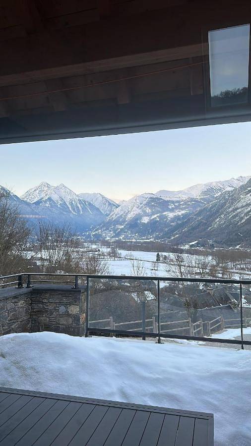 Location de vacances pour 10 personnes, avec jardin et piscine ainsi que balcon et jacuzzi à Guchan