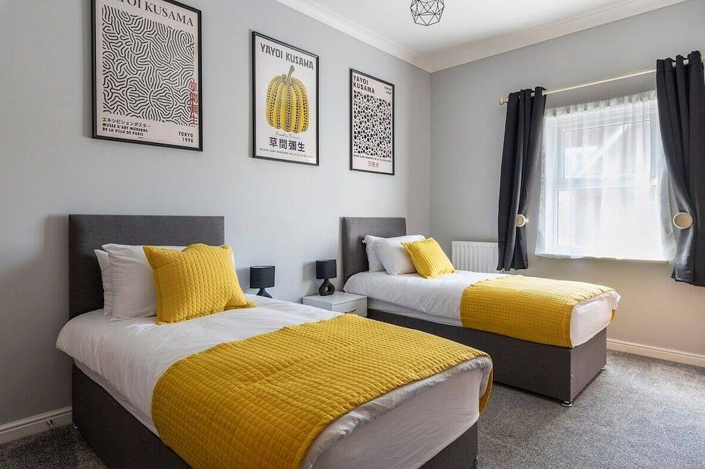 Entire apartment, Stunning 2Br 2Ba w/ Super King Beds + Free Parking in Crawley, West Sussex