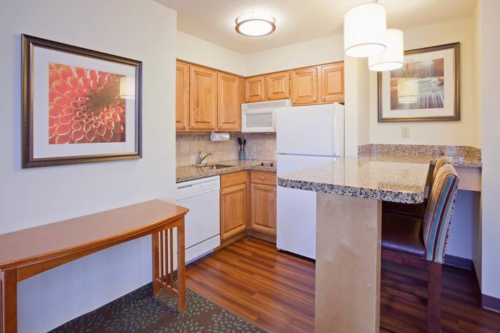 Ganze Wohnung, Ferienwohnung für 4 Personen mit Pool in Maple Grove, Hennepin County