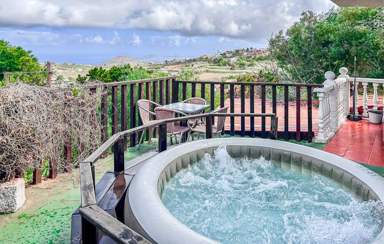 Seaside Retreat: 2-Bedroom Apartment with Pool & Terrace, Near Local Attractions in Firgas, North Gran Canaria