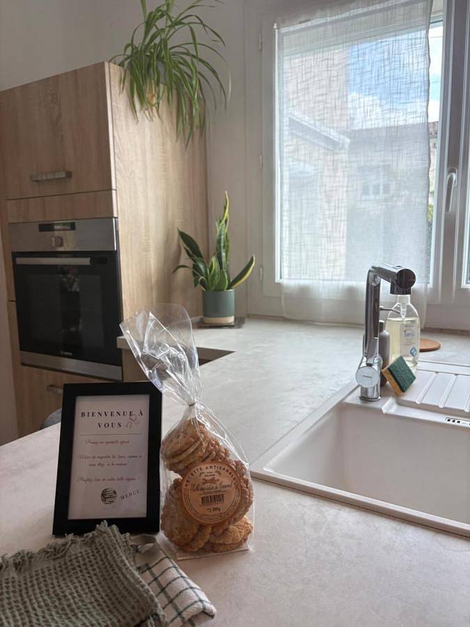 Location de vacances pour 8 personnes, avec jardin et terrasse ainsi que jacuzzi et piscine à Magné - 4