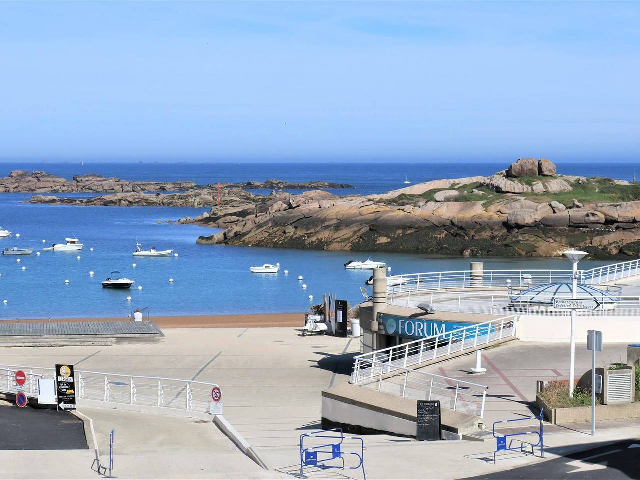 Appartement entier, Appartement spacieux avec Wifi et parking à Trégastel, proche plage in Coz-Pors, Trégastel