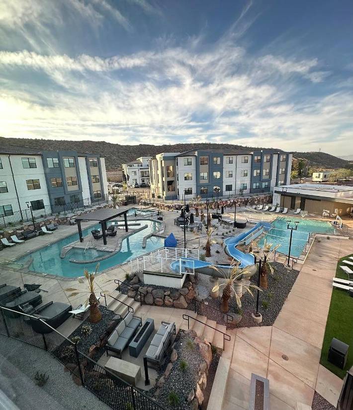 Apartmenthotel für 8 Personen, mit Ausblick und Pool - 1