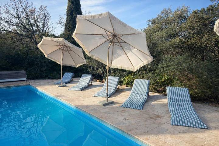 Location de vacances pour 6 personnes, avec vue ainsi que piscine et jardin à Cuers - 2