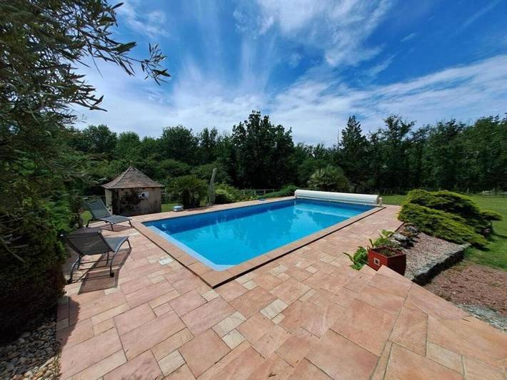 Location de vacances pour 4 personnes, avec piscine ainsi que terrasse et jardin à Saint-Aulaye