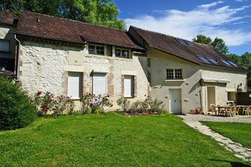 Gîte pour 12 personnes, avec piscine ainsi que terrasse et jardin, animaux acceptés dans Yonne