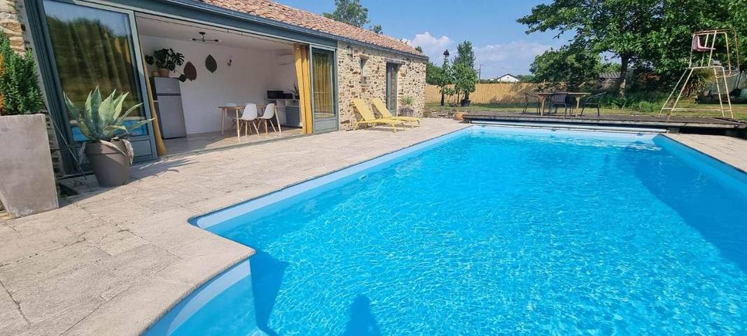 Location de vacances pour 4 personnes, avec piscine et terrasse ainsi que vue et jardin à Couëron - 3