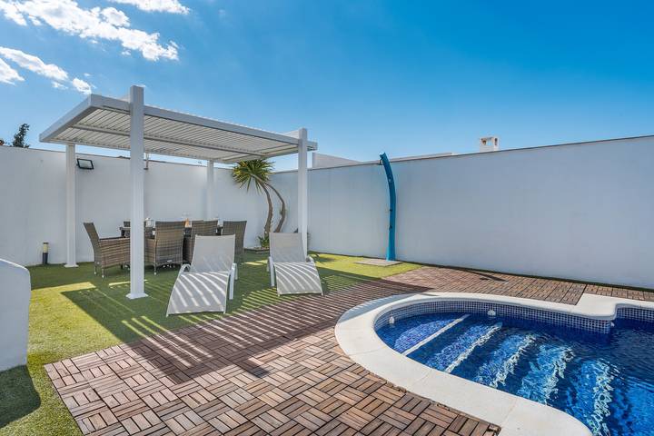 Villa "Valeria" met bergzicht, privé zwembad & Wi-Fi in Urbanización Los Chopos, Las Gabias